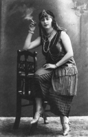Tanara imbracata in costum de bal mascat, Timisoara 1920-30